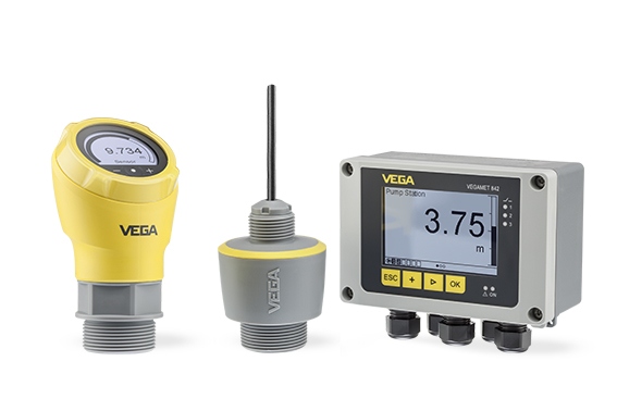 Available both as compact version with cable connection housing (left) and as standard version with fixed cable connection (IP68). The new series is complemented by the VEGAMET controller (right), which can also be used to visualize all measured values