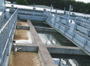 Water treatment with inclined-plate lamellas
